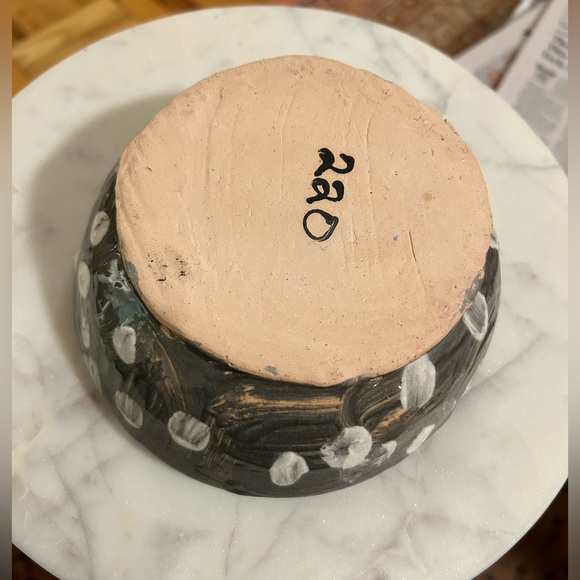 Handmade / painted pottery bowl in gray and white, artist unknown - Picture 2 of 3